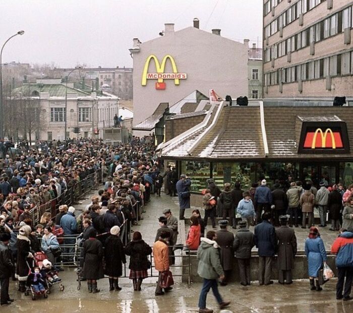 The Lengthy Line Of People Waiting To Eat At The First Mcdonald’s To Open In The Ussr | Moscow, 31 January, 1990