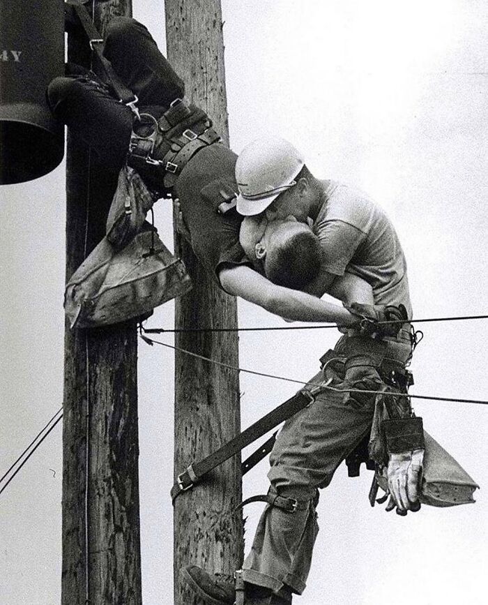 "El beso de la vida" muestra a un trabajador de los servicios públicos dando respiración boca a boca a su compañero de trabajo inconsciente, después de que entrara en contacto con una línea de baja tensión Jacksonville, Florida 1967. Fotografía de Rocco Morabito