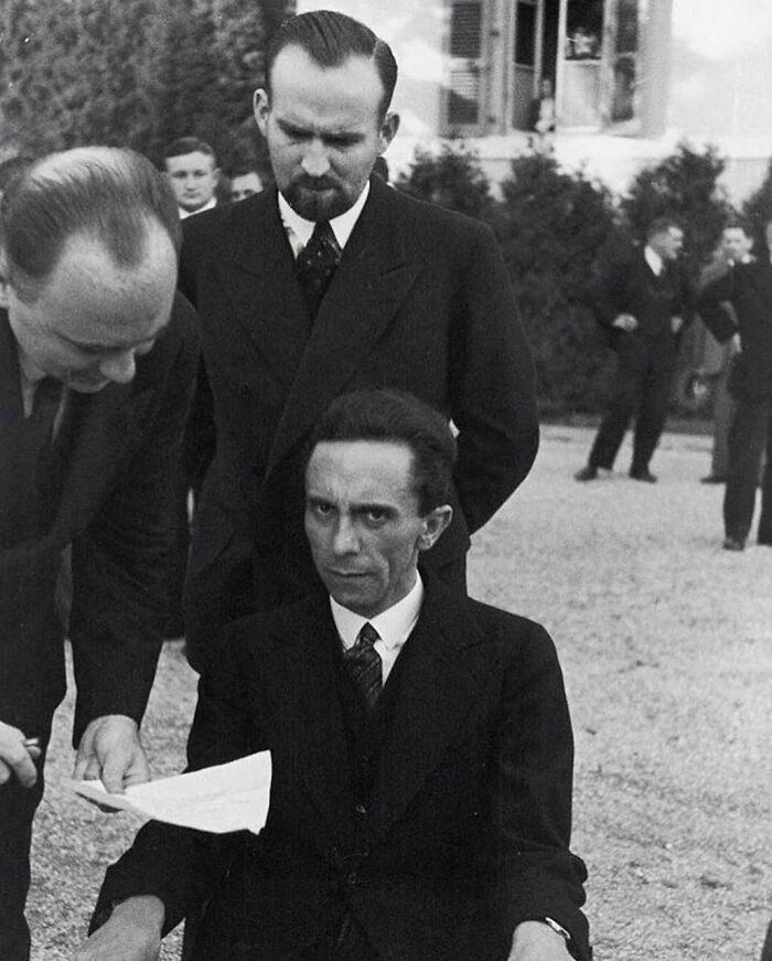 El momento en que Goebbels (Ministro de Propaganda nazi) descubrió que su fotógrafo Eisenstaedt era judío | 1933. Fotografía de Eisenstaedt