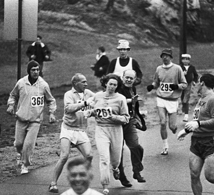 Los oficiales del maratón intentan impedir que Katherine Switzer compita en el maratón de Boston, sólo para hombres