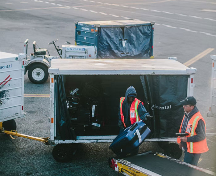 Baggage Handler Refuses To Do The Extra Job He’s Not Getting Paid For, Management Ends Up Losing Thousands By Saving $10.50