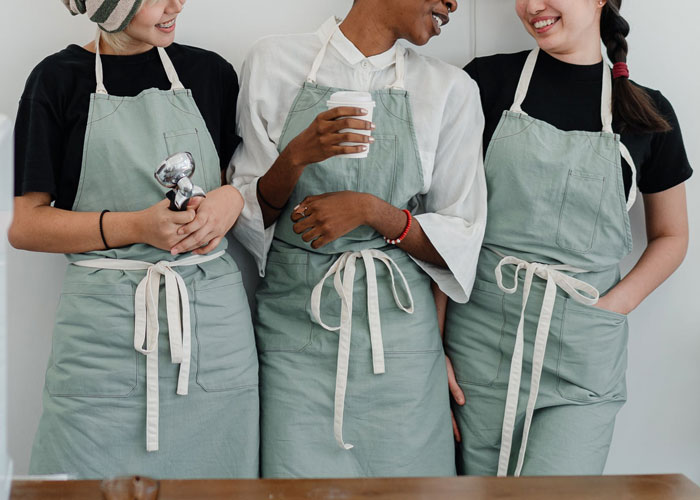 12 Waitresses Decide Not To Show Up For Work After Boss Promotes "Son Of A Friend" Without Any Experience Over Them 12 Waitresses Decide Not To Show Up For Work After Boss Promotes "Son Of A Friend" Without Any Experience Over Them