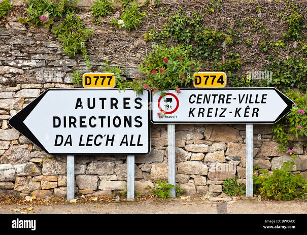 panneau-de-signalisation-routiere-francais-routes-d-europe-france-bretagne-avec-traduction-breton-bwc6cc-622ba87a1a5f5.jpg