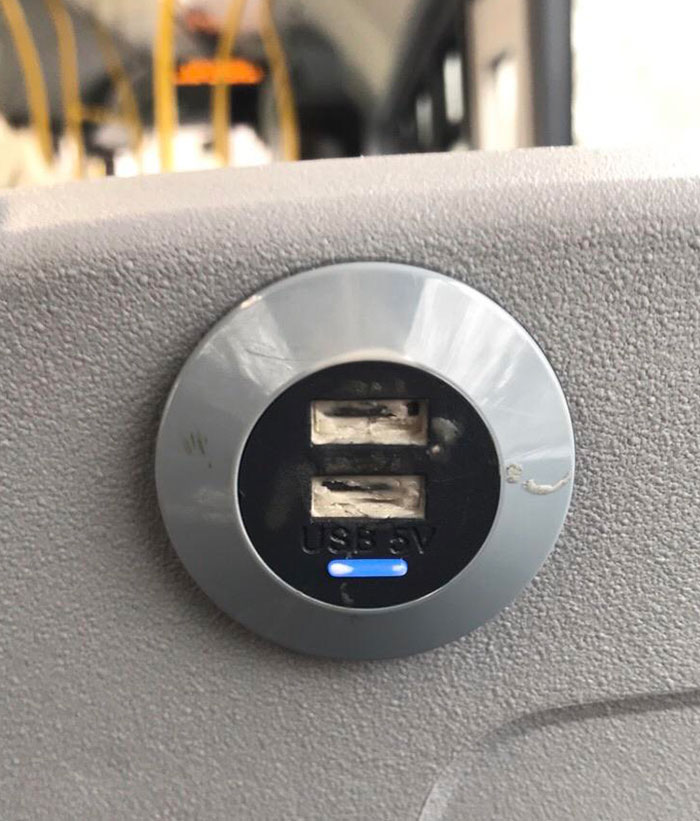 Poner goma de mascar en los cargadores USB en el transporte público