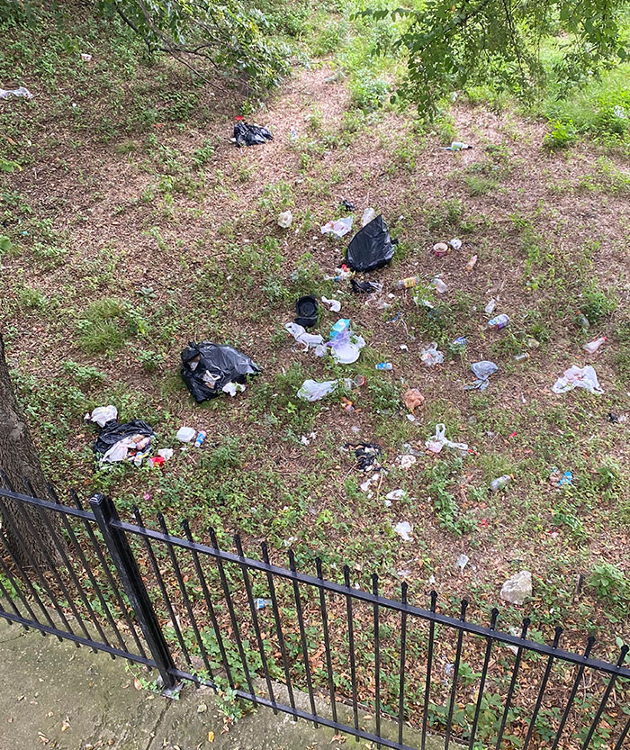 Mis vecinos tiran la basura desde su balcón en lugar de caminar hasta el bote de basura. Hacen esto a diario