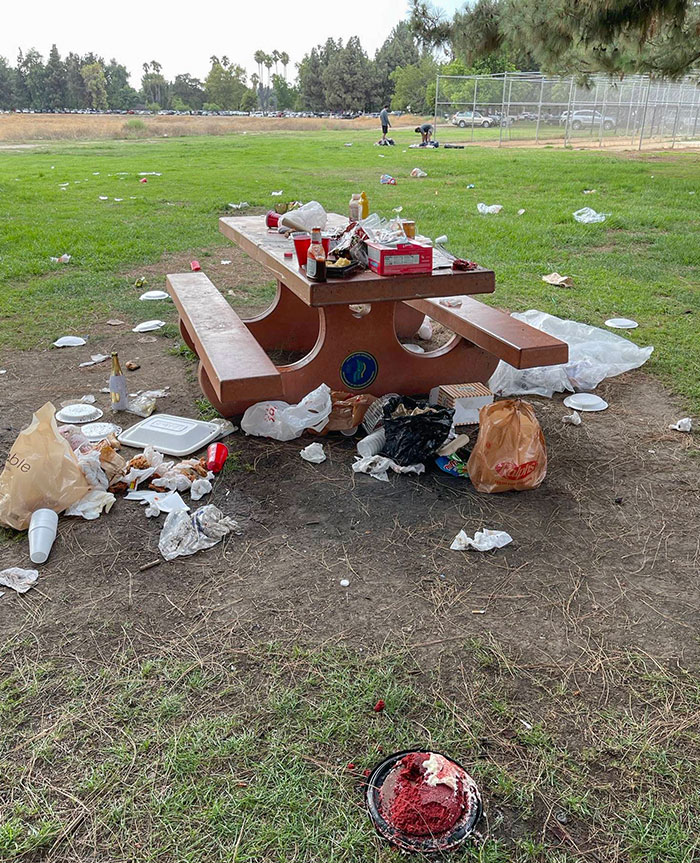 Si dejas las mesas así en un parque público, eres un imbécil