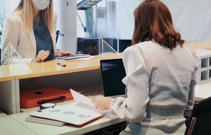 Woman Quits Her Job After Being Constantly Reminded She Can Be Fired Any Moment, Leaves Boss In "Fumes" Woman Quits Her Job After Being Constantly Reminded She Can Be Fired Any Moment, Leaves Boss In "Fumes"