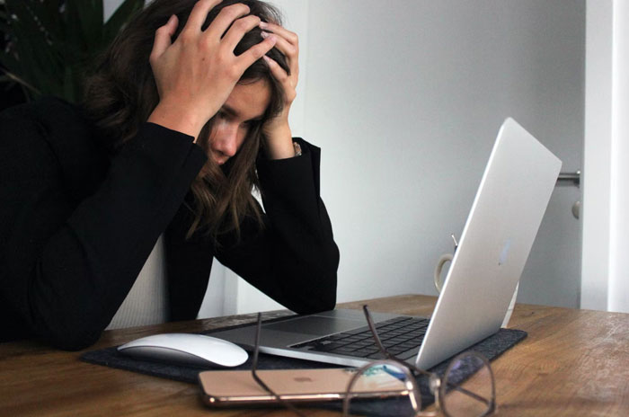 Woman Quits Her Job After Being Constantly Reminded She Can Be Fired Any Moment, Leaves Boss In "Fumes" Woman Quits Her Job After Being Constantly Reminded She Can Be Fired Any Moment, Leaves Boss In "Fumes"