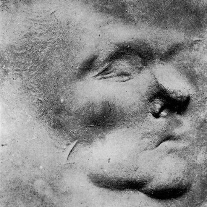 Impresión de un rostro sobrenatural sobre una bandeja de masilla realizada por la vidente italiana Eusapia Palladino (1854-1918)