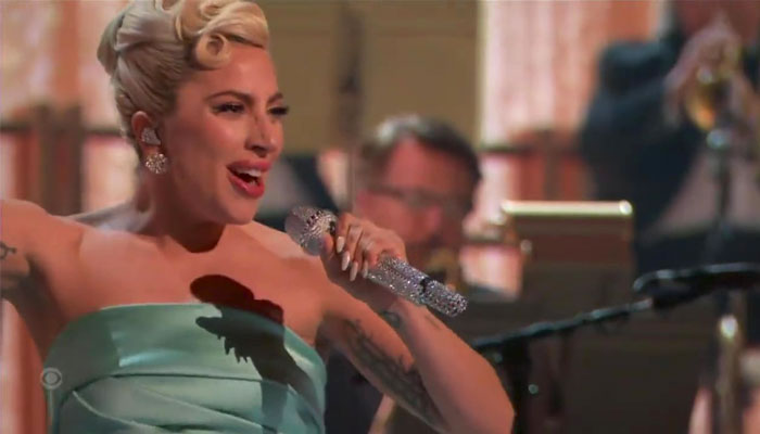 Lady Gaga Shows Grace And Kindness When She Helps SZA With Her Dress After Losing A Grammy To Her Lady Gaga Shows Grace And Kindness When She Helps SZA With Her Dress After Losing A Grammy To Her