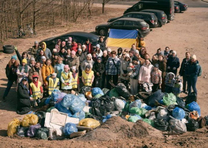 Grateful Ukrainians Thank Neighboring Countries For Their Hospitality By Cleaning Up Parks, Beaches, And City Streets