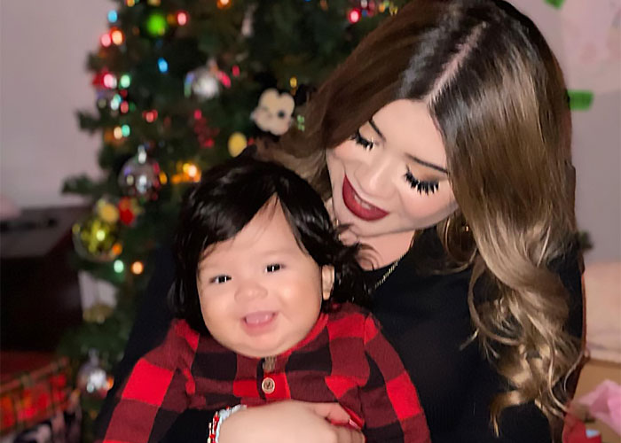 People Are Loving This Grandad’s Idea Of Faking Breastfeeding When The Baby Refuses To Drink Out Of The Bottle People Are Loving This Grandad’s Idea Of Faking Breastfeeding When The Baby Refuses To Drink Out Of The Bottle