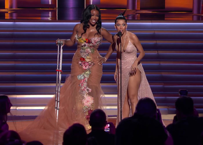 Lady Gaga Shows Grace And Kindness When She Helps SZA With Her Dress After Losing A Grammy To Her Lady Gaga Shows Grace And Kindness When She Helps SZA With Her Dress After Losing A Grammy To Her