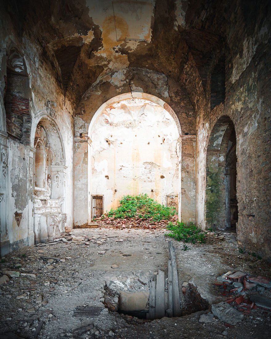 100 Photos Show The Decline Of The Church In Italy
