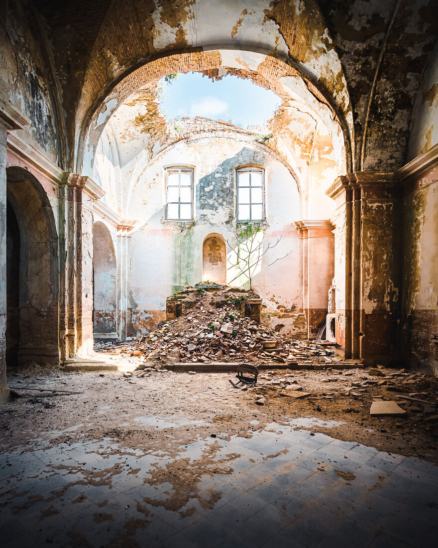 100 Photos Show The Decline Of The Church In Italy