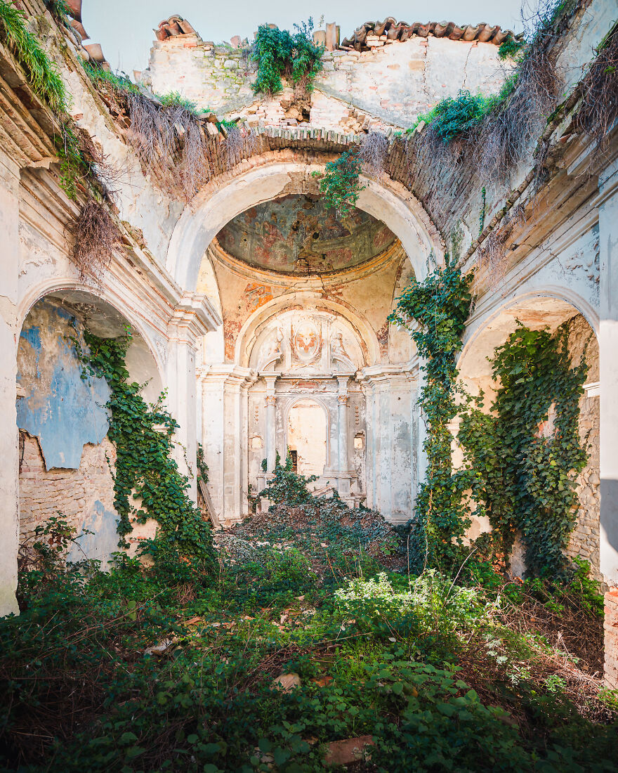 100 Photos Show The Decline Of The Church In Italy