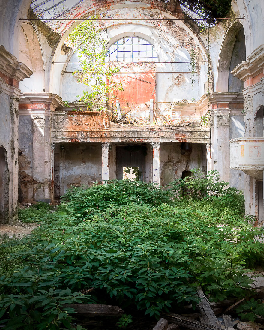 100 Photos Show The Decline Of The Church In Italy