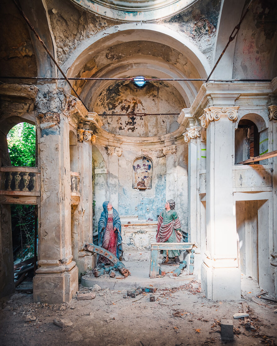 100 Photos Show The Decline Of The Church In Italy