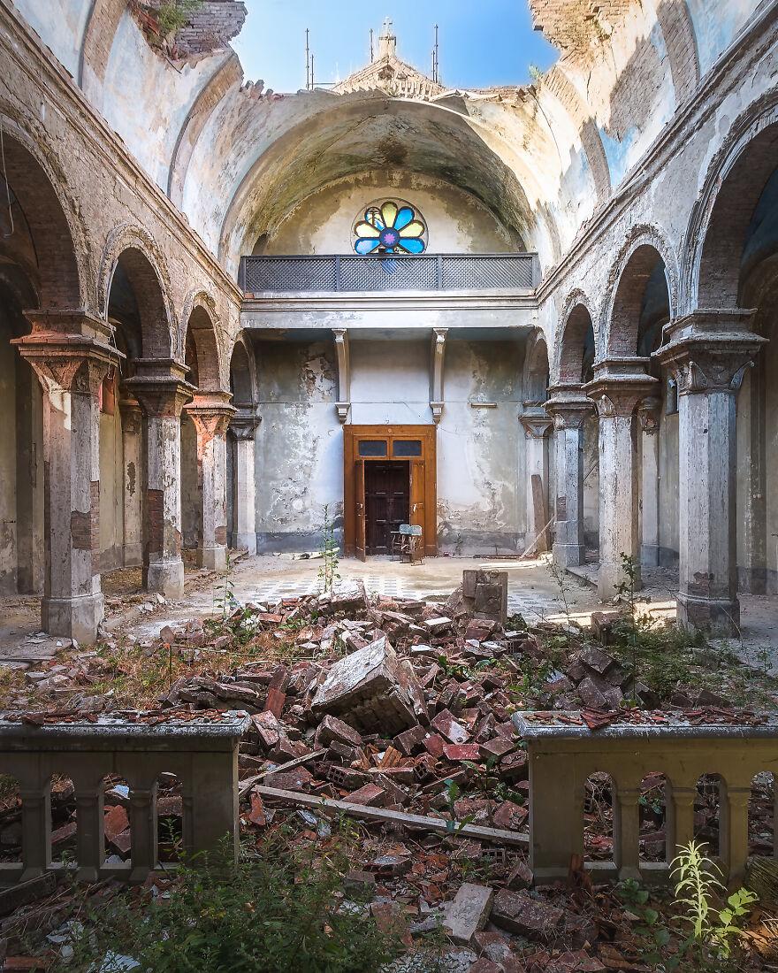 100 Photos Show The Decline Of The Church In Italy