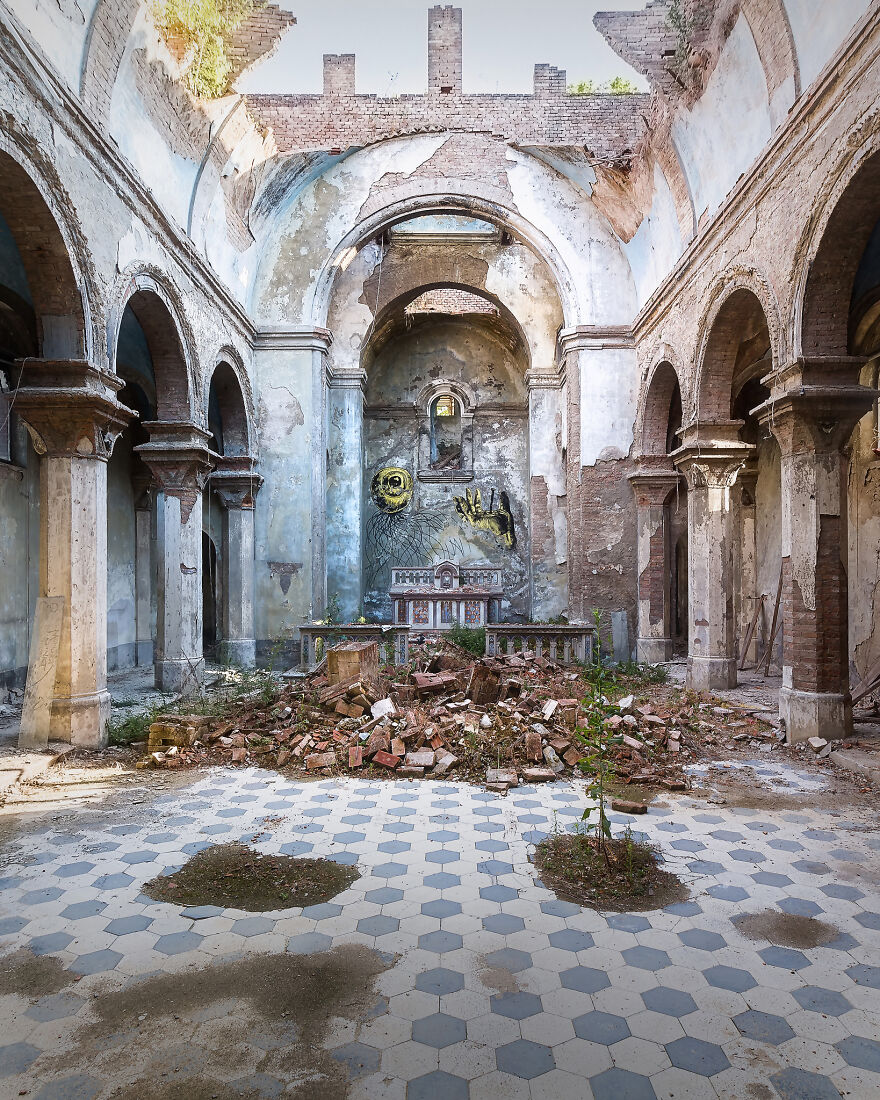 100 Photos Show The Decline Of The Church In Italy
