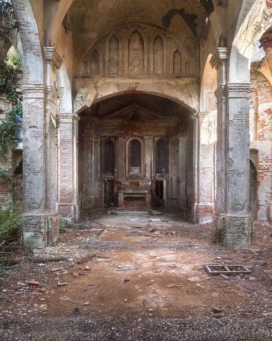 100 Photos Show The Decline Of The Church In Italy