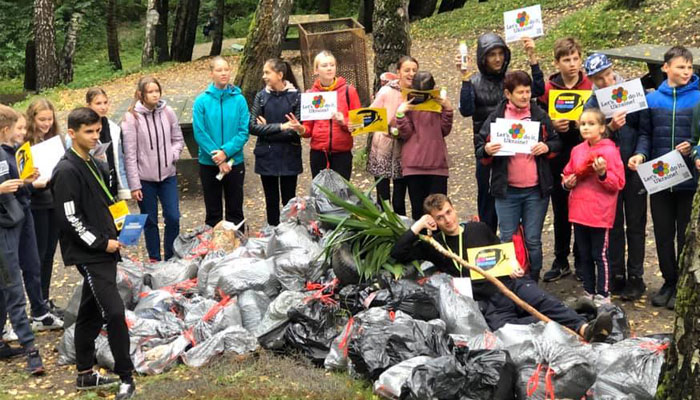 Grateful Ukrainians Thank Neighboring Countries For Their Hospitality By Cleaning Up Parks, Beaches, And City Streets Grateful Ukrainians Thank Neighboring Countries For Their Hospitality By Cleaning Up Parks, Beaches, And City Streets