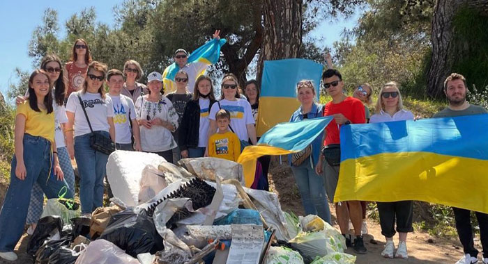 Grateful Ukrainians Thank Neighboring Countries For Their Hospitality By Cleaning Up Parks, Beaches, And City Streets Grateful Ukrainians Thank Neighboring Countries For Their Hospitality By Cleaning Up Parks, Beaches, And City Streets