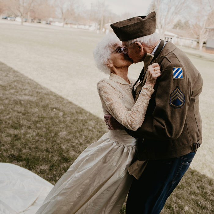 20 Heartwarming Photographs Of Couple Celebrating 70 Years Of Marriage Make Us Believe In Love Again 20 Heartwarming Photographs Of Couple Celebrating 70 Years Of Marriage Make Us Believe In Love Again