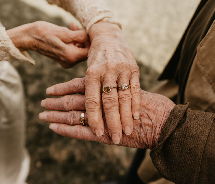 20 Heartwarming Photographs Of Couple Celebrating 70 Years Of Marriage Make Us Believe In Love Again 20 Heartwarming Photographs Of Couple Celebrating 70 Years Of Marriage Make Us Believe In Love Again