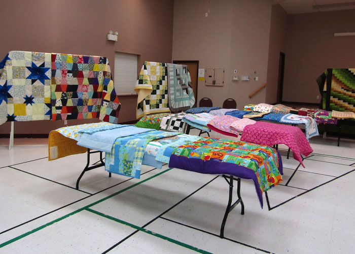 “Welcome To Canada. We Care”: Volunteers Craft Over 300 Quilts For Ukrainian Refugees “Welcome To Canada. We Care”: Volunteers Craft Over 300 Quilts For Ukrainian Refugees