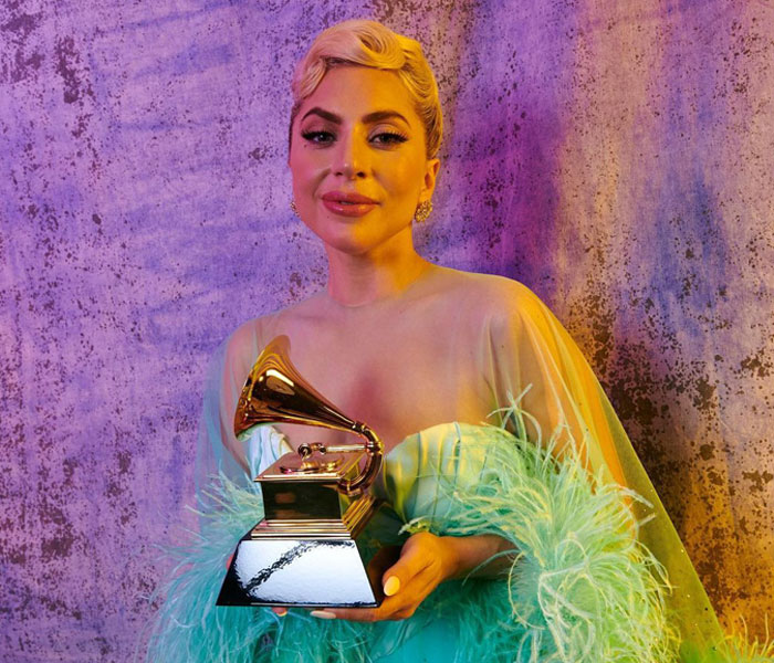 Lady Gaga Shows Grace And Kindness When She Helps SZA With Her Dress After Losing A Grammy To Her Lady Gaga Shows Grace And Kindness When She Helps SZA With Her Dress After Losing A Grammy To Her