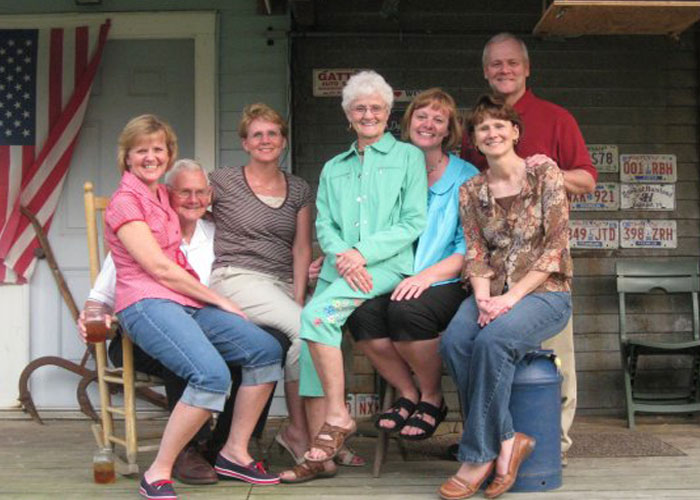 20 Heartwarming Photographs Of Couple Celebrating 70 Years Of Marriage Make Us Believe In Love Again 20 Heartwarming Photographs Of Couple Celebrating 70 Years Of Marriage Make Us Believe In Love Again