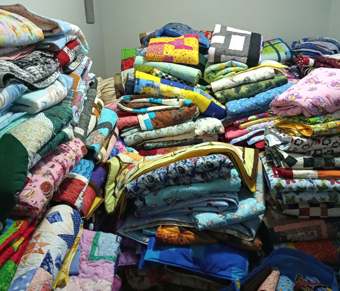 “Welcome To Canada. We Care”: Volunteers Craft Over 300 Quilts For Ukrainian Refugees “Welcome To Canada. We Care”: Volunteers Craft Over 300 Quilts For Ukrainian Refugees