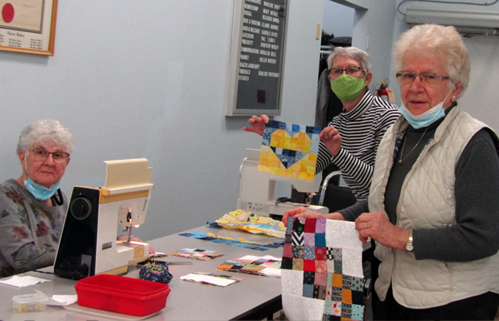 “Welcome To Canada. We Care”: Volunteers Craft Over 300 Quilts For Ukrainian Refugees “Welcome To Canada. We Care”: Volunteers Craft Over 300 Quilts For Ukrainian Refugees