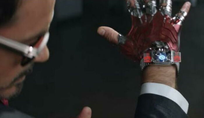 En “Iron Man” (2008), Obadiah se esfuerza por hacer un reactor lo suficientemente pequeño para que entre en su armadura. En “Civil War” (2016) podemos ver un pequeño reactor en el reloj de Tony, lo que demuestra hasta donde Tony ha desarrollado su tecnología