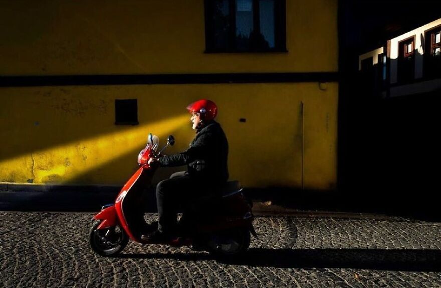 This Instagram Account Features Amusing Street Photographs And Has More Than 500 Thousand Followers (95 New Pics)