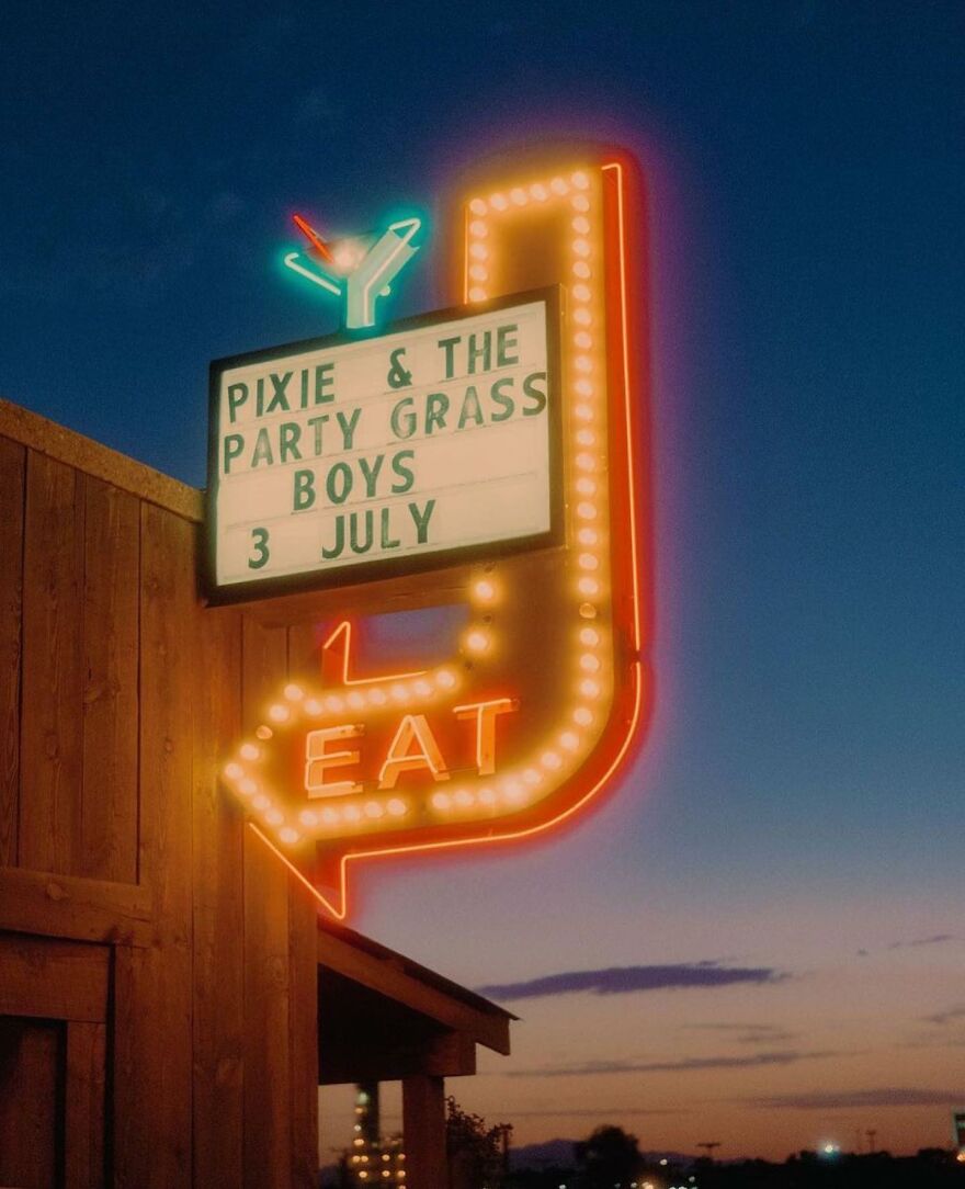 This Instagram Account Features Amusing Street Photographs And Has More Than 500 Thousand Followers (95 New Pics)