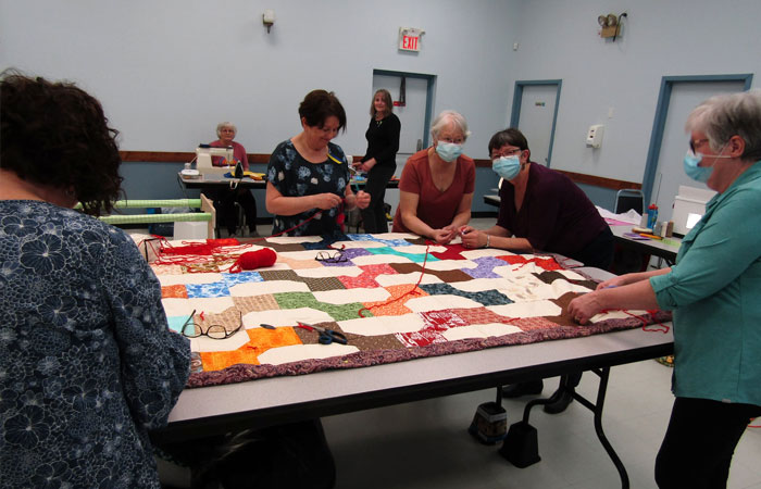 “Welcome To Canada. We Care”: Volunteers Craft Over 300 Quilts For Ukrainian Refugees “Welcome To Canada. We Care”: Volunteers Craft Over 300 Quilts For Ukrainian Refugees