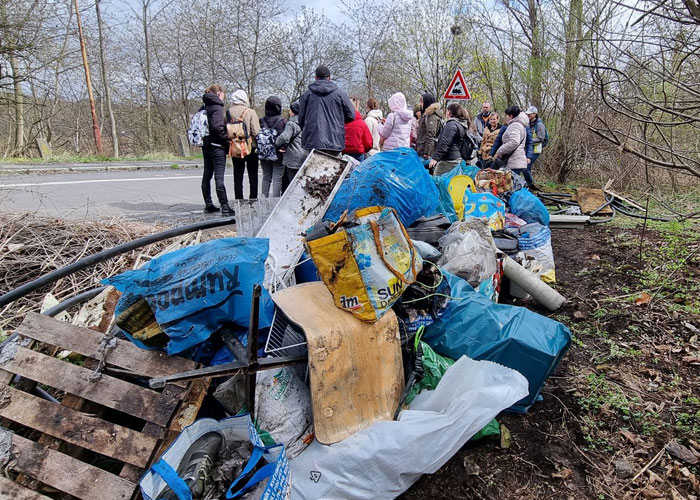 Grateful Ukrainians Thank Neighboring Countries For Their Hospitality By Cleaning Up Parks, Beaches, And City Streets Grateful Ukrainians Thank Neighboring Countries For Their Hospitality By Cleaning Up Parks, Beaches, And City Streets