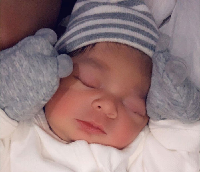 People Are Loving This Grandad’s Idea Of Faking Breastfeeding When The Baby Refuses To Drink Out Of The Bottle People Are Loving This Grandad’s Idea Of Faking Breastfeeding When The Baby Refuses To Drink Out Of The Bottle