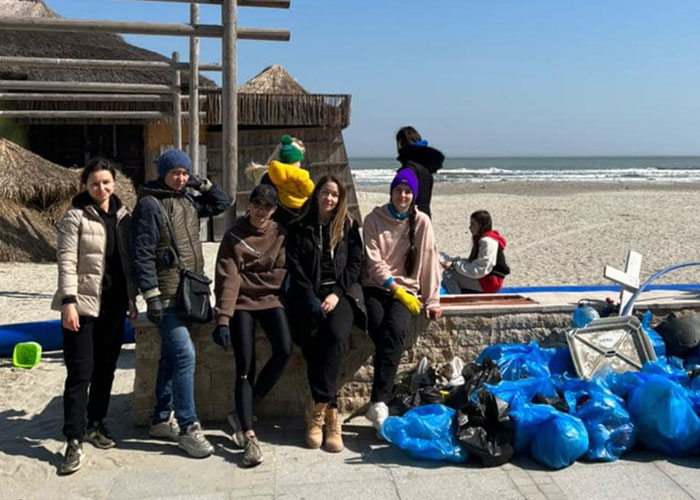 Grateful Ukrainians Thank Neighboring Countries For Their Hospitality By Cleaning Up Parks, Beaches, And City Streets Grateful Ukrainians Thank Neighboring Countries For Their Hospitality By Cleaning Up Parks, Beaches, And City Streets