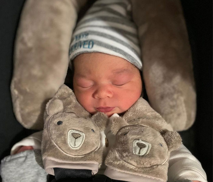 People Are Loving This Grandad’s Idea Of Faking Breastfeeding When The Baby Refuses To Drink Out Of The Bottle People Are Loving This Grandad’s Idea Of Faking Breastfeeding When The Baby Refuses To Drink Out Of The Bottle