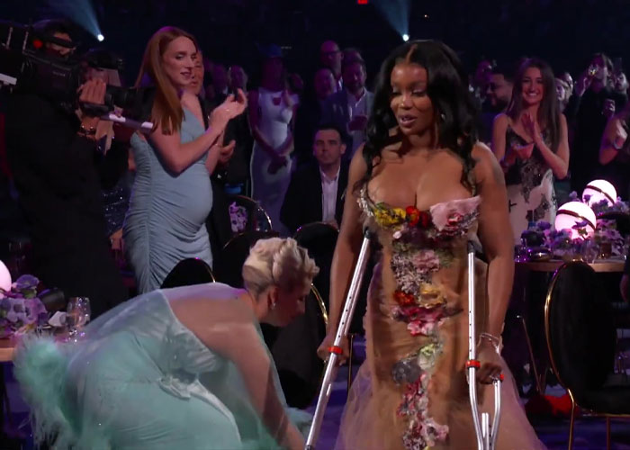 Lady Gaga Shows Grace And Kindness When She Helps SZA With Her Dress After Losing A Grammy To Her Lady Gaga Shows Grace And Kindness When She Helps SZA With Her Dress After Losing A Grammy To Her