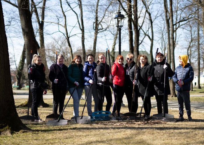 Grateful Ukrainians Thank Neighboring Countries For Their Hospitality By Cleaning Up Parks, Beaches, And City Streets Grateful Ukrainians Thank Neighboring Countries For Their Hospitality By Cleaning Up Parks, Beaches, And City Streets
