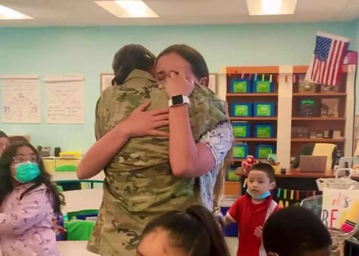 Woman Is Frozen In Place After Seeing Her Mom Enter The Classroom She’s Teaching After 11 Months Of Deployment Woman Is Frozen In Place After Seeing Her Mom Enter The Classroom She’s Teaching After 11 Months Of Deployment
