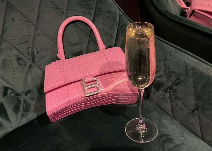 Keanu Reeves Turned Up At Sandra Bullock's Doorstep Unannounced With Champagne And Truffles After She Mentioned She'd Never Had Them Keanu Reeves Turned Up At Sandra Bullock's Doorstep Unannounced With Champagne And Truffles After She Mentioned She'd Never Had Them