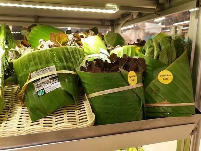 Este supermercado tailandés cambia los plásticos por hojas de banano