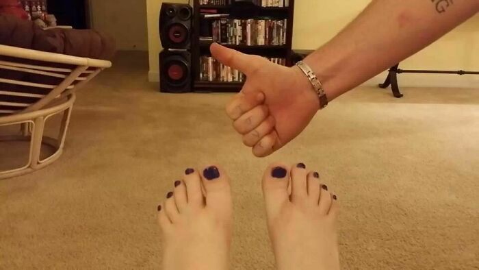 Mi esposa está demasiado embarazada como para pintarse las uñas de los pies