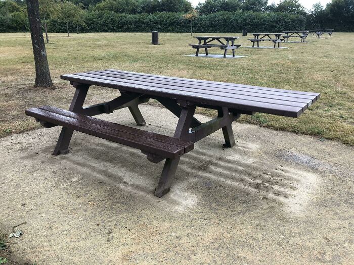 Mesa de picnic con una extensión para usuarios de sillas de ruedas