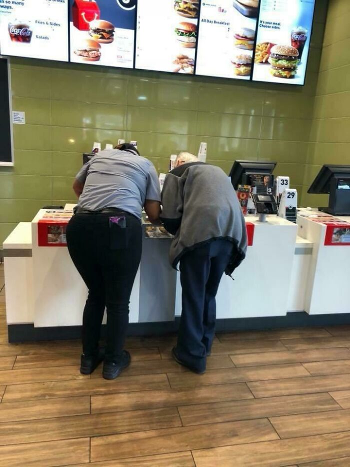 Este simpático anciano acaba de entrar en McDonald's preguntando por una dirección, y la gerente ha tardado al menos 10 minutos en configurar Google Maps en su teléfono
